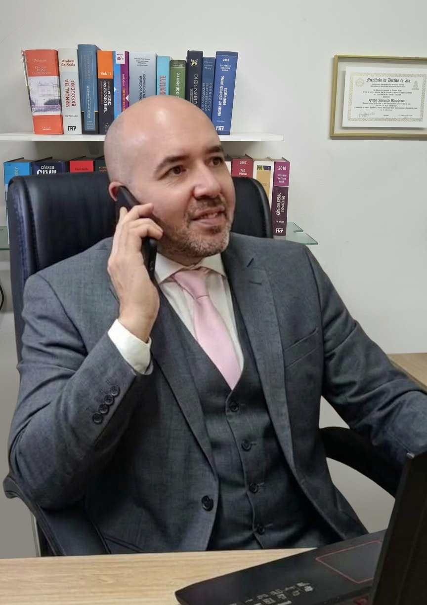Clovis Maschietto em atendimento no escritório